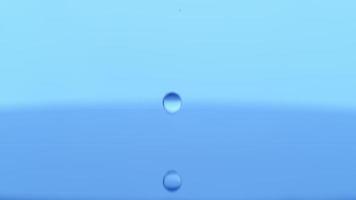 gota d'água em câmera lenta filmada em phantom flex 4k a 1000 fps video