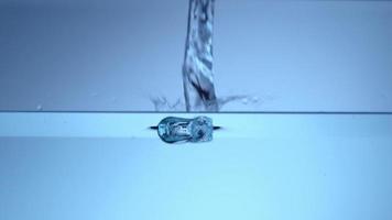 Wasseroberflächenspritzer in Zeitlupe video