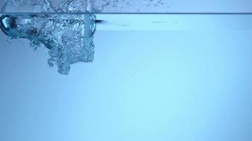 undervattensstänk och bubblor i slowmotion video