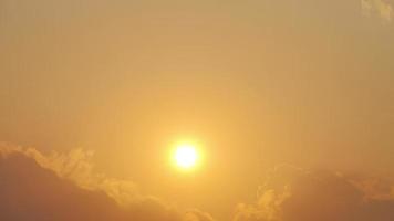 Imagens de alta definição timelapse do nascer e do pôr do sol na hora de ouro. video