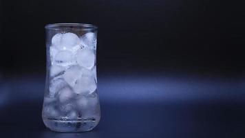 Time-lapse de hielo en vidrio transparente derritiéndose sobre fondo negro video