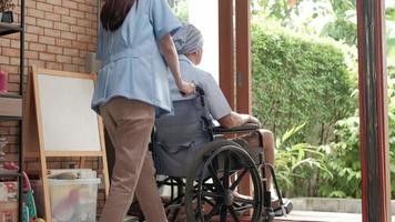 Pacientes con cáncer en silla de ruedas tratamiento de rehabilitación en el hogar. video