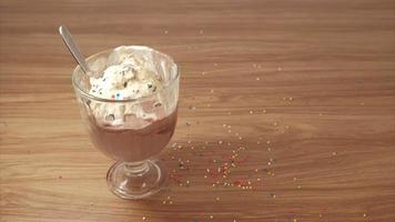 crème glacée fondant dans une tasse en verre sur une table en bois video