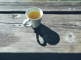taza de té en la terraza de madera foto