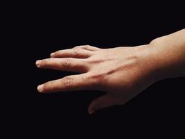 imagen de gesto de mano sobre fondo negro foto