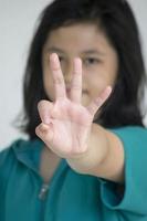 niña contando números con los dedos foto