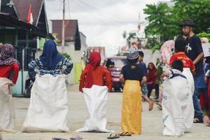 sorong, papua, indonesia 2021- la gente celebra el día de la independencia de indonesia con varios concursos foto