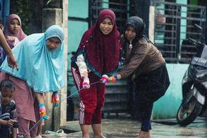 sorong, papua, indonesia 2021- la gente celebra el día de la independencia de indonesia con varios concursos foto