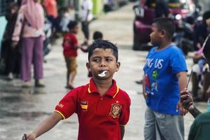 sorong, papua, indonesia 2021- la gente celebra el día de la independencia de indonesia con varios concursos foto