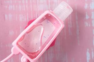 Cerca de líquido desinfectante en recipiente en rosa