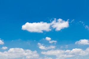 hermoso cielo azul con nubes foto