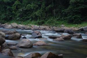 río de la selva tropical en fotografía de larga explosión foto