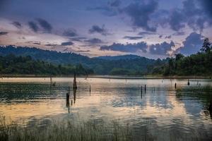 Lago en el bosque durante una mañana nublada de clima foto