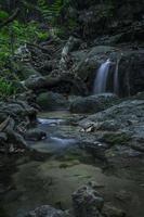 cascada de la selva tropical larga explosión foto