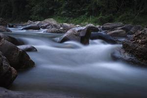 río de la selva tropical en fotografía de larga explosión foto