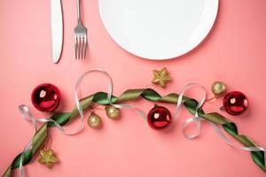 plato blanco fondo rosa cinta forma corazon decorar foto