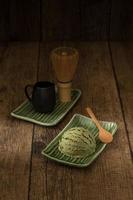 té verde helado de matcha japonés en tatami foto