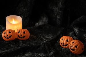 linterna de calabaza de halloween decoración de tono oscuro foto