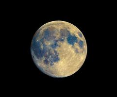 luna llena vista con telescopio, colores mejorados foto