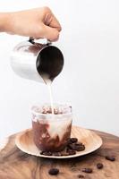 Bebida de chocolate helado con espuma y granos de cacao. foto