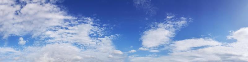 panorama del cielo con nubes en un día soleado. foto