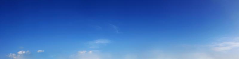 panorama del cielo con nubes en un día soleado. foto