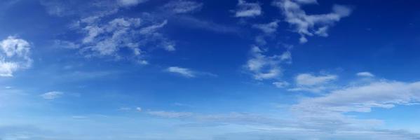 panorama del cielo con nubes en un día soleado. foto