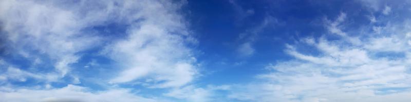 panorama del cielo con nubes en un día soleado. foto