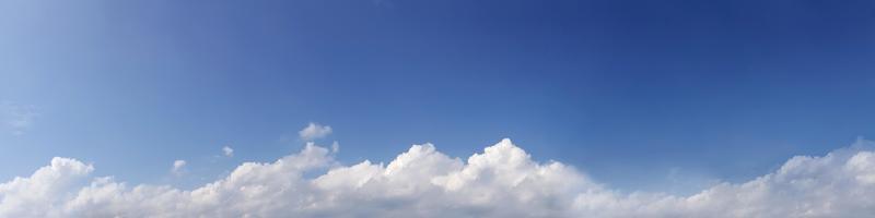 panorama del cielo con nubes en un día soleado. foto