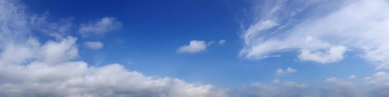 panorama del cielo con nubes en un día soleado. foto