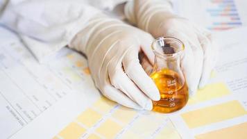 Mujer haciendo análisis de orina con material de ph en laboratorio foto