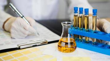 The doctor writes the results of the analysis into a form photo