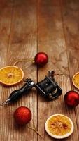 Máquinas de tatuaje sobre un fondo navideño - decoración navideña foto