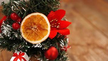 decoración de navidad contra el fondo borroso de madera foto