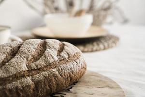 pan en una bandeja de madera sobre la mesa. cocina ligera de estilo escandinavo foto