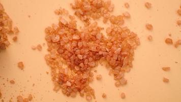 Fondo de sal de baño de mar. cristales de sal naranja foto