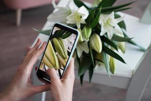 la niña hace una foto en el teléfono