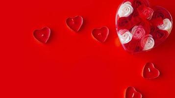 regalo del día de San Valentín sobre un fondo rojo. el concepto de amor foto