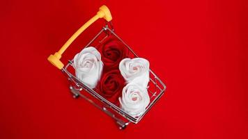 Flor de rosas rojas y blancas en carrito de compras foto