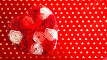 regalo del día de San Valentín sobre un fondo rojo. el concepto de amor foto