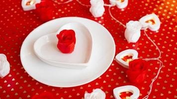Cubierto en rojo y blanco - para San Valentín u otro evento foto