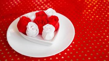 Cubierto en rojo y blanco - para San Valentín u otro evento foto