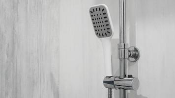 ducha moderna en interior gris foto