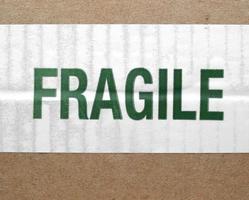 etiqueta frágil aislada sobre blanco foto