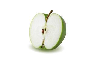Manzana verde con hoja verde y rodaja cortada con semilla aislado sobre fondo blanco. foto