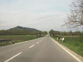 carretera valcerrina cerca de chivasso foto