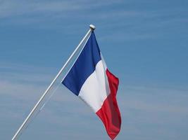 Bandera francesa de Francia sobre el cielo azul foto