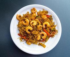 Roasted noodles with shrimps and garlic photo