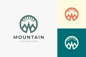 Plantilla de logotipo de senderismo o escalada en forma de montaña simple y moderna vector