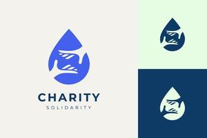 Logotipo de solidaridad o caridad en la mano y forma de gota de agua. vector